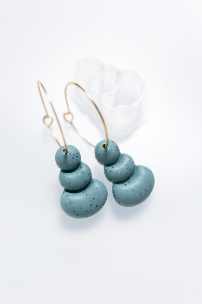 polimerinis molis, polymer clay, auskarai, modelinas, modelino auskarai, produktu fotografija, vilnius, produktu fotografija vilniuje, turinio kurimas, content creatos, turinio kurejas, ugc