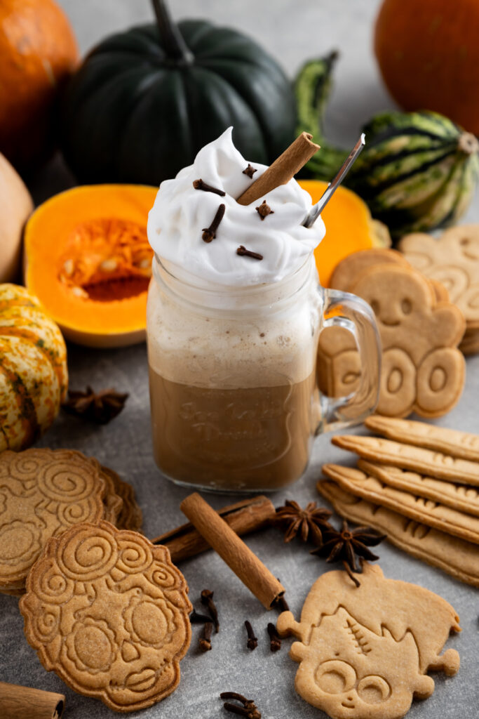 halloween, sausainiai, sausainiu formeles, maisto fotografija, ugc, turinio kurimas, turinio kurejas, content creator, vilniuje, vilnius, maisto fotografija, produktu fotografas, produktu fotografija, moliugai, multimedijos technikas, kava, pumpkin spice latte, moliugu prieskoniu kava